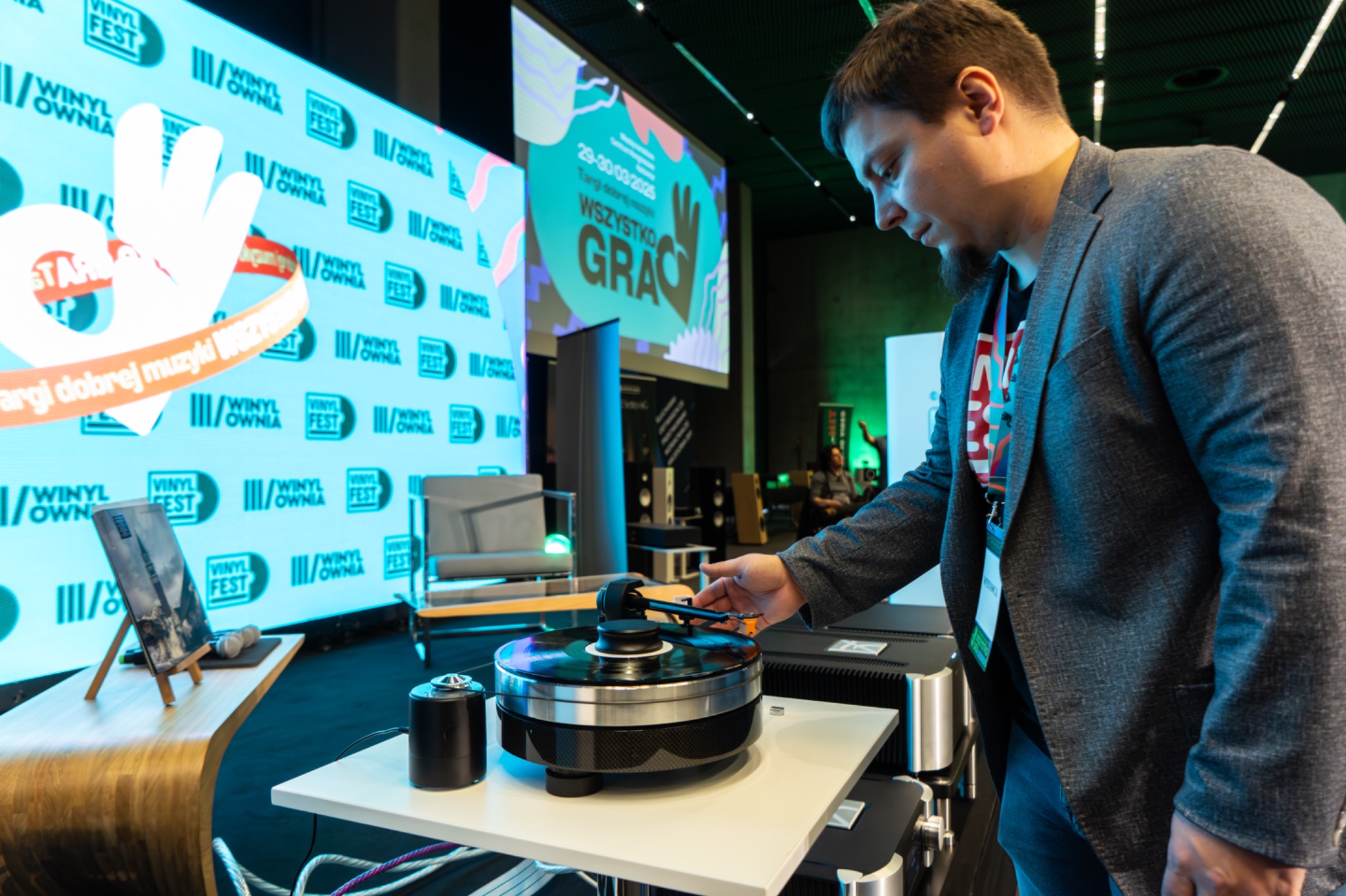 Uczestnik testujący gramofon na targach Wszystko Gra