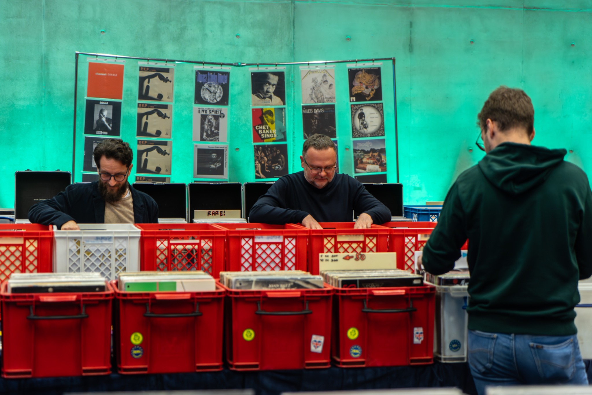 Przeglądanie winyli na giełdzie