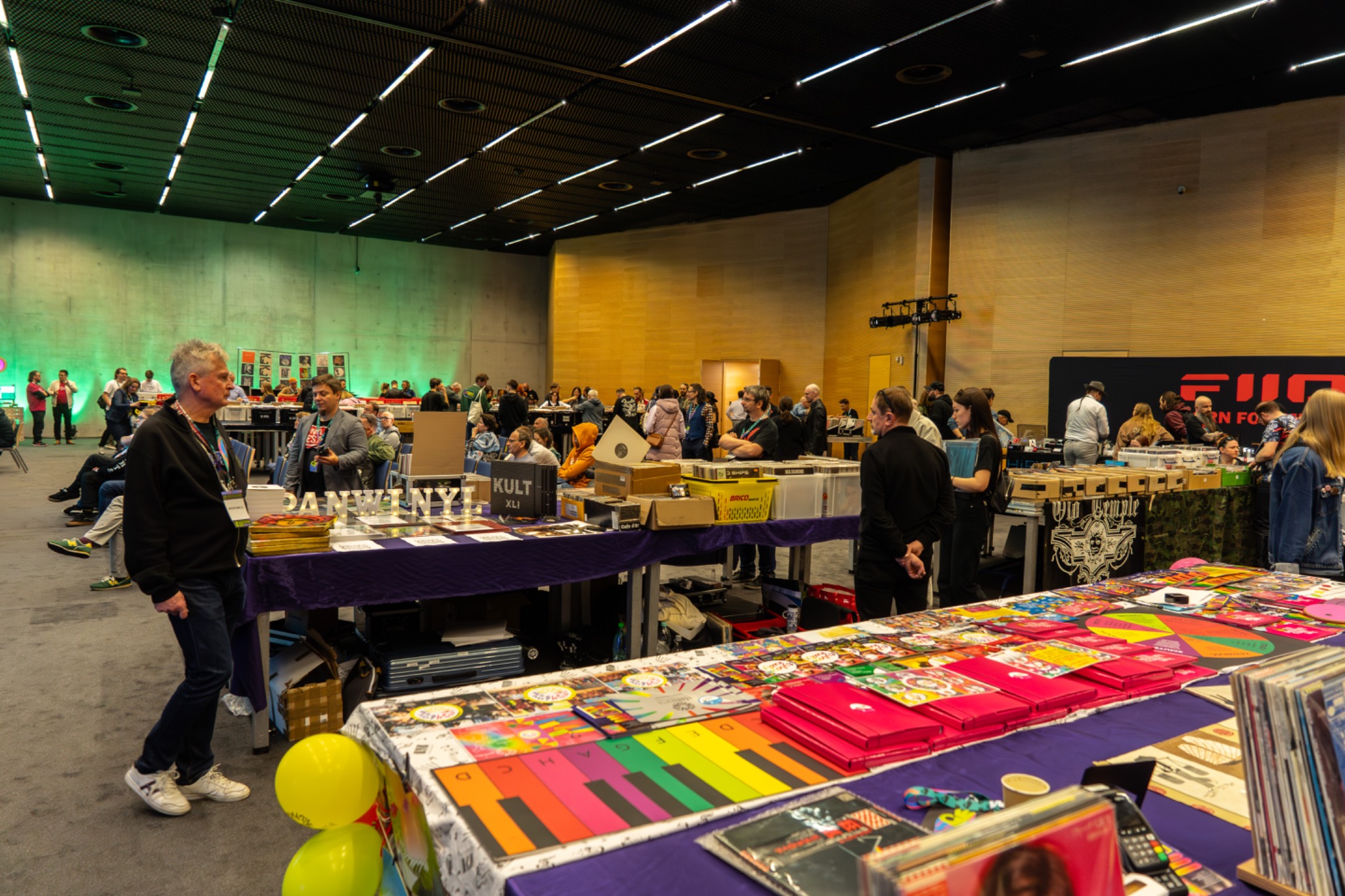 Widok hali targowej i stoisk muzycznych